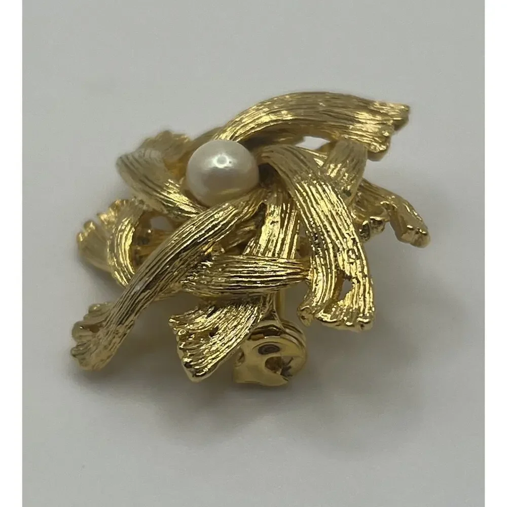 Vintage MCM Textured & Brushed Gold Tone Faux Pearl Flower? Costume Brooch